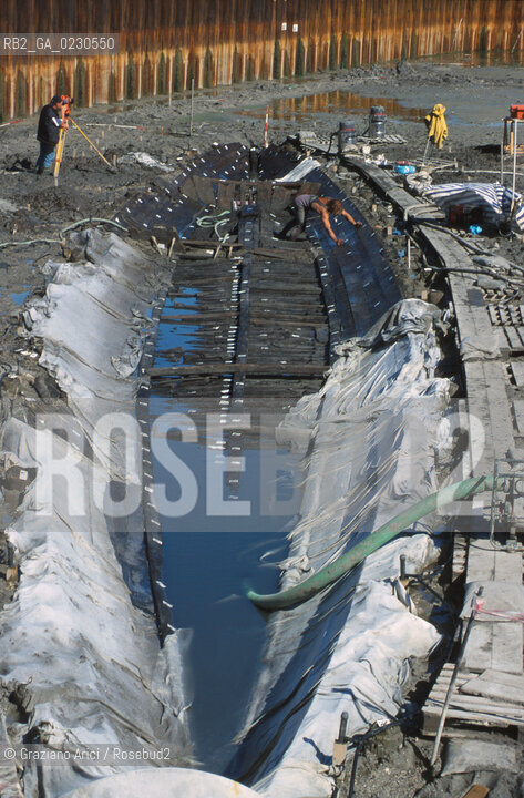 Nome:..BARENA SITO DI SAN MARCO IN BOCCALAMA....Localizzazione:..VENEZIA /  LAGUNA SUD..VENICE /  THE SOUTH LAGOON..Soggetto:..RICERCHE SUBACQUEEE / IDRA / CONSORZIO VENEZIA NUOVA / LAVORI DI RILEVAZIONE E MESSA IN ASCIUTTO DELLAREA DELLANTICA ISOLA E  DELLE DUE IMBARCAZIONI / GALEA / RASCONA / ARCHEOLOGIA ..Cronologia:..1300 / XIV SECOLO....Autore:......Stile:......Editori Stampatori:......Committenza:......Materia e Tecnica:......Collocazione:......Note:....Riproduzione Fotografica:..Graziano Arici/Rosebud2 ...Copyright:..Graziano Arici / rosebud2/....Data:..2001....Costo:..A....Key:..ISOLE ABBANDONATE..UNINHABITED ISLANDS