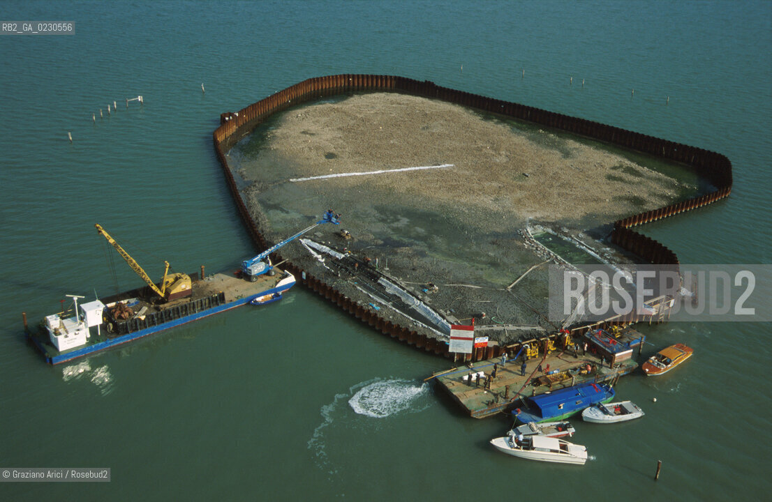 Nome:..BARENA SITO DI SAN MARCO IN BOCCALAMA....Localizzazione:..VENEZIA /  LAGUNA SUD..VENICE /  THE SOUTH LAGOON..Soggetto:..RICERCHE SUBACQUEEE / IDRA / CONSORZIO VENEZIA NUOVA / LAVORI DI RILEVAZIONE E MESSA IN ASCIUTTO DELLAREA DELLANTICA ISOLA E  DELLE DUE IMBARCAZIONI / GALEA / RASCONA / ARCHEOLOGIA ..Cronologia:..1300 / XIV SECOLO....Autore:......Stile:......Editori Stampatori:......Committenza:......Materia e Tecnica:......Collocazione:......Note:....Riproduzione Fotografica:..Graziano Arici/Rosebud2 ...Copyright:..Graziano Arici / rosebud2/....Data:..2001....Costo:..A....Key:..ISOLE ABBANDONATE..UNINHABITED ISLANDS