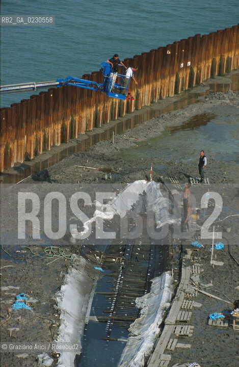 Nome:..BARENA SITO DI SAN MARCO IN BOCCALAMA....Localizzazione:..VENEZIA /  LAGUNA SUD..VENICE /  THE SOUTH LAGOON..Soggetto:..RICERCHE SUBACQUEEE / IDRA / CONSORZIO VENEZIA NUOVA / LAVORI DI RILEVAZIONE E MESSA IN ASCIUTTO DELLAREA DELLANTICA ISOLA E  DELLE DUE IMBARCAZIONI / GALEA / RASCONA / ARCHEOLOGIA ..Cronologia:..1300 / XIV SECOLO....Autore:......Stile:......Editori Stampatori:......Committenza:......Materia e Tecnica:......Collocazione:......Note:....Riproduzione Fotografica:..Graziano Arici/Rosebud2 ...Copyright:..Graziano Arici / rosebud2/....Data:..2001....Costo:..A....Key:..ISOLE ABBANDONATE..UNINHABITED ISLANDS