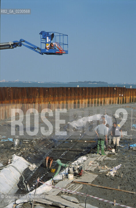 Nome:..BARENA SITO DI SAN MARCO IN BOCCALAMA....Localizzazione:..VENEZIA /  LAGUNA SUD..VENICE /  THE SOUTH LAGOON..Soggetto:..RICERCHE SUBACQUEEE / IDRA / CONSORZIO VENEZIA NUOVA / LAVORI DI RILEVAZIONE E MESSA IN ASCIUTTO DELLAREA DELLANTICA ISOLA E  DELLE DUE IMBARCAZIONI / GALEA / RASCONA / ARCHEOLOGIA ..Cronologia:..1300 / XIV SECOLO....Autore:......Stile:......Editori Stampatori:......Committenza:......Materia e Tecnica:......Collocazione:......Note:....Riproduzione Fotografica:..Graziano Arici/Rosebud2 ...Copyright:..Graziano Arici / rosebud2/....Data:..2001....Costo:..A....Key:..ISOLE ABBANDONATE..UNINHABITED ISLANDS