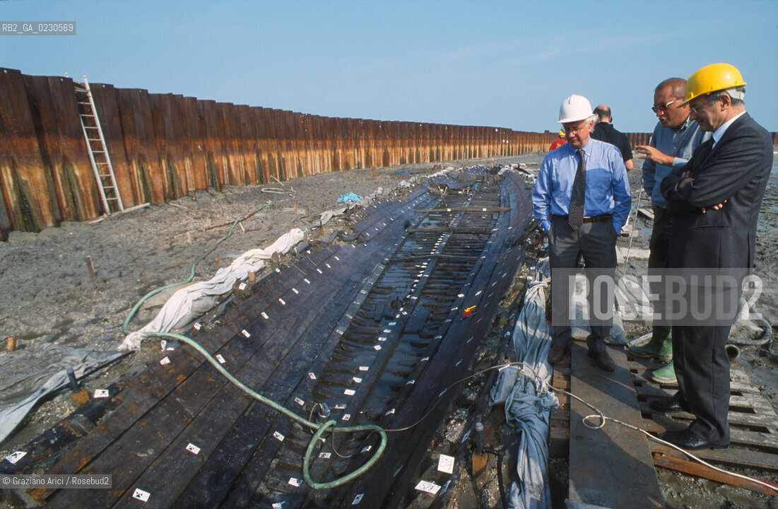 Nome:..BARENA SITO DI SAN MARCO IN BOCCALAMA....Localizzazione:..VENEZIA /  LAGUNA SUD..VENICE /  THE SOUTH LAGOON..Soggetto:..RICERCHE SUBACQUEEE / IDRA / CONSORZIO VENEZIA NUOVA / LAVORI DI RILEVAZIONE E MESSA IN ASCIUTTO DELLAREA DELLANTICA ISOLA E  DELLE DUE IMBARCAZIONI / GALEA / RASCONA / ARCHEOLOGIA / SINDACO PAOLO COSTA..Cronologia:..1300 / XIV SECOLO....Autore:......Stile:......Editori Stampatori:......Committenza:......Materia e Tecnica:......Collocazione:......Note:....Riproduzione Fotografica:..Graziano Arici/Rosebud2 ...Copyright:..Graziano Arici / rosebud2/....Data:..2001....Costo:..A....Key:..ISOLE ABBANDONATE..UNINHABITED ISLANDS