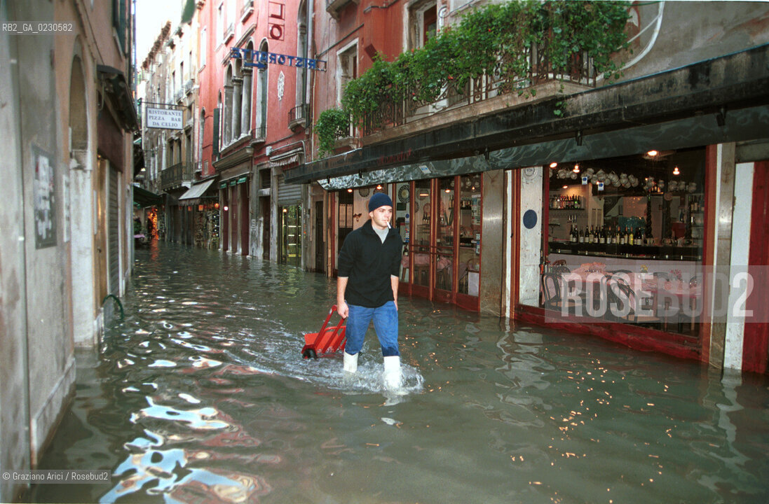 HIGH TIDE IN VENICE - 14/ 11/ 01 ©Graziano Arici/Rosebud2  ALTA MAREA / ACQUA ALTA