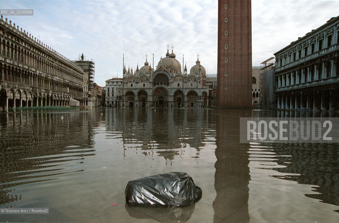 HIGH TIDE IN VENICE - 14/ 11/ 01 ©Graziano Arici/Rosebud2  ALTA MAREA / ACQUA ALTA / SPAZZATURA