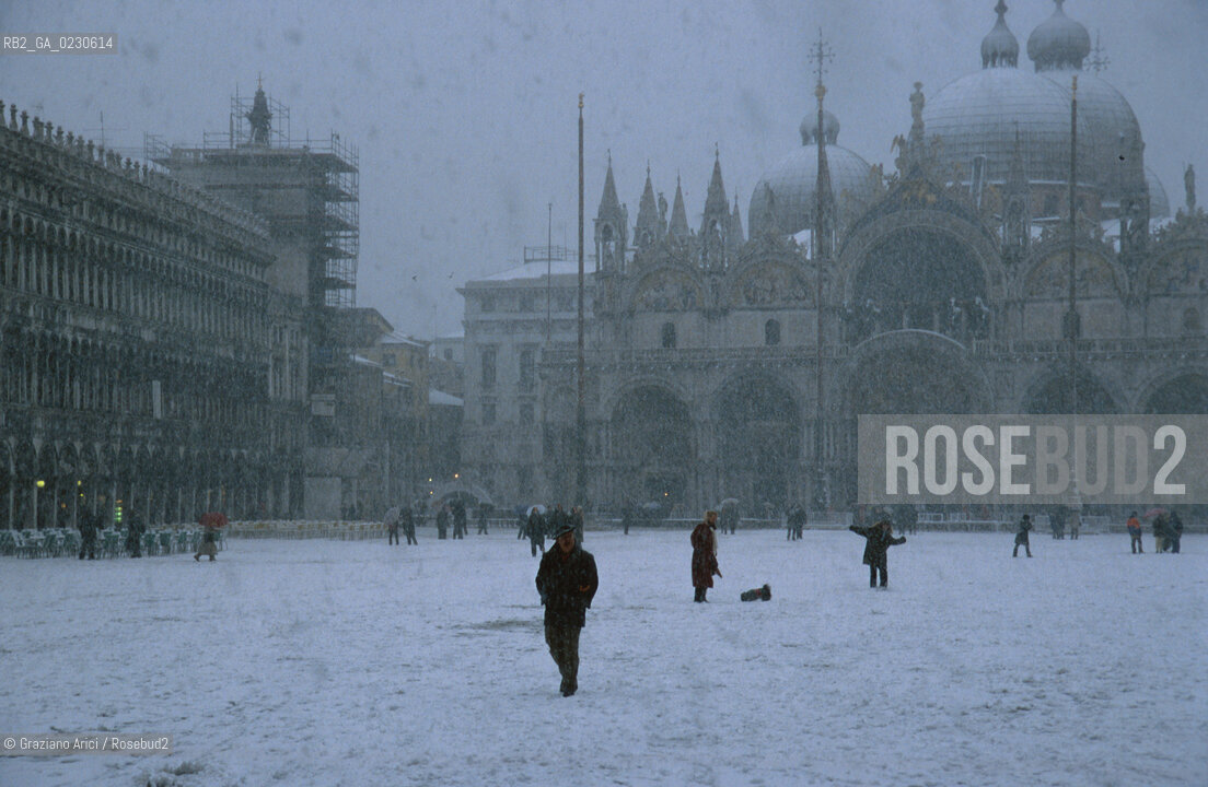 Localizzazione:..VENEZIA / S. MARCO..Oggetto:..Soggetto:..NEVE IN PIAZZA SAN MARCO ..Cronologia: ....Definizione Culturale:..   Autore:....   Stile:..   Editori/Stampatori:..   Committenza:..Materia e Tecnica:....Collocazione:..Note:..INVERNO..Riproduzione Fotografica:..Copyright:..Graziano Arici/Rosebud2 .Data:..2001..Costo:..A
