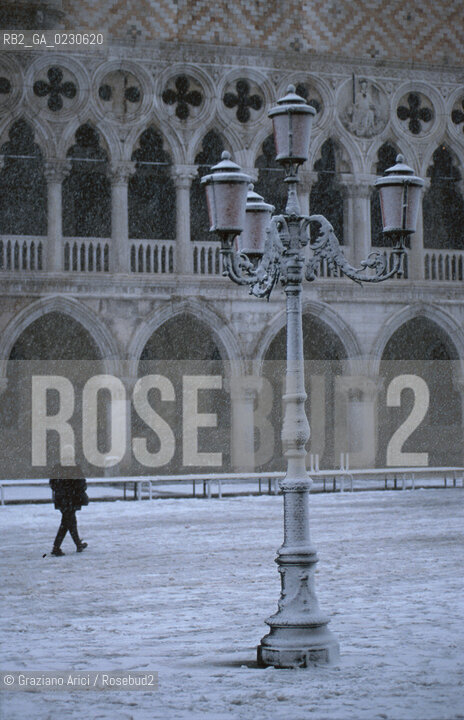 Localizzazione:..VENEZIA / S. MARCO..Oggetto:..Soggetto:..NEVE CUPOLE DELLA BASILICA DI SAN MARCO..Cronologia: ....Definizione Culturale:..   Autore:....   Stile:..   Editori/Stampatori:..   Committenza:..Materia e Tecnica:....Collocazione:..Note:..INVERNO..Riproduzione Fotografica:..Copyright:..Graziano Arici/Rosebud2 .Data:..2001..Costo:..A