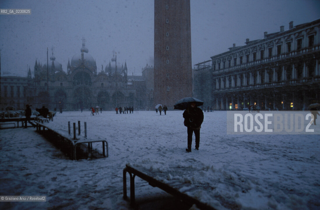Localizzazione:..VENEZIA / S. MARCO..Oggetto:..Soggetto:..NEVE IN PIAZZA SAN MARCO ..Cronologia: ....Definizione Culturale:..   Autore:....   Stile:..   Editori/Stampatori:..   Committenza:..Materia e Tecnica:....Collocazione:..Note:..INVERNO..Riproduzione Fotografica:..Copyright:..Graziano Arici/Rosebud2 .Data:..2001..Costo:..A