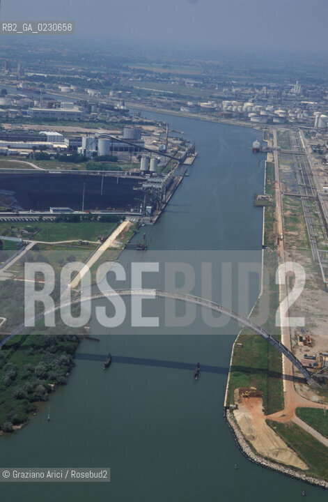 PORTOMARGHERA © 2002 Graziano Arici/Rosebud2 / FOTO AEREA / INDUSTRIA / CANALE / PETROLCHIMICO