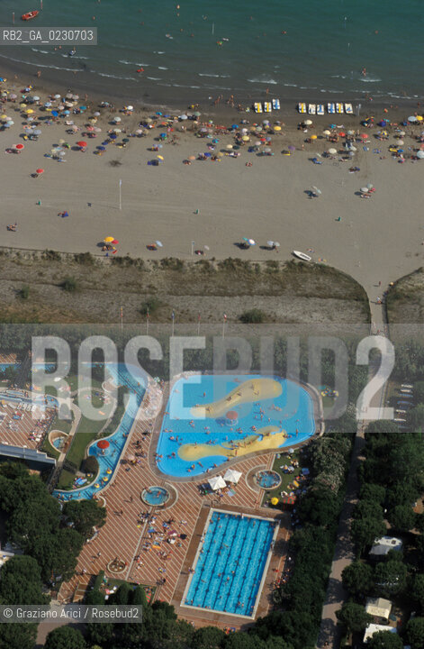 JESOLO : SPIAGGIA E PISCINA -  © 2002 Graziano Arici/Rosebud2 / FOTO AEREA /