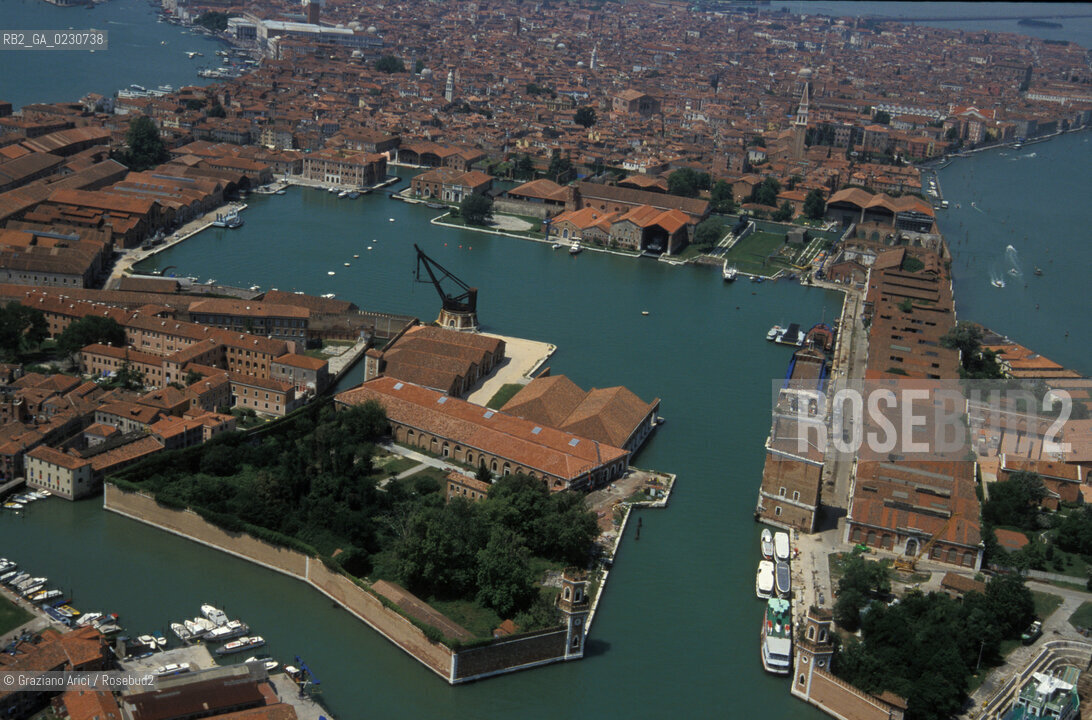 VENEZIA : CASTELLO E ARSENALE - GRANDE DARSENA -  © 2002 Graziano Arici/Rosebud2 / FOTO AEREA / ARCHEOLOGIA INDUSTRIALE
