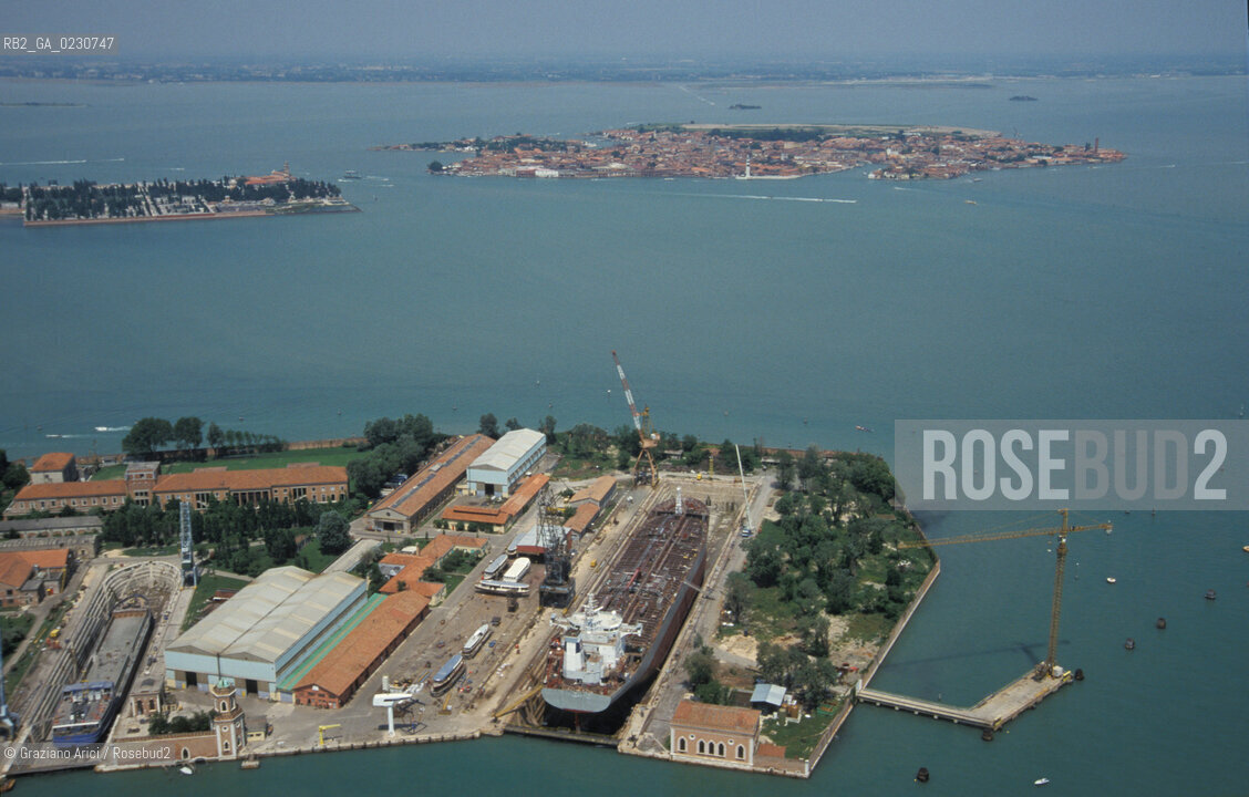 VENEZIA :MURANO E ARSENALE - BACINI DI CARENAGGIO   -  © 2002 Graziano Arici/Rosebud2 / FOTO AEREA / ARCHEOLOGIA INDUSTRIALE