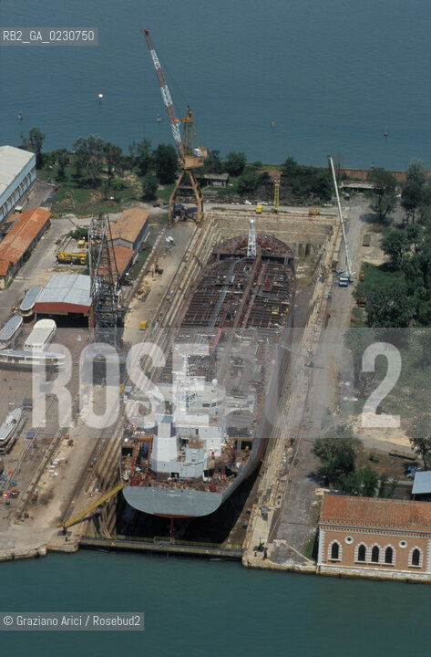 VENEZIA :ARSENALE - BACINI DI CARENAGGIO   -  © 2002 Graziano Arici/Rosebud2 / FOTO AEREA / ARCHEOLOGIA INDUSTRIALE