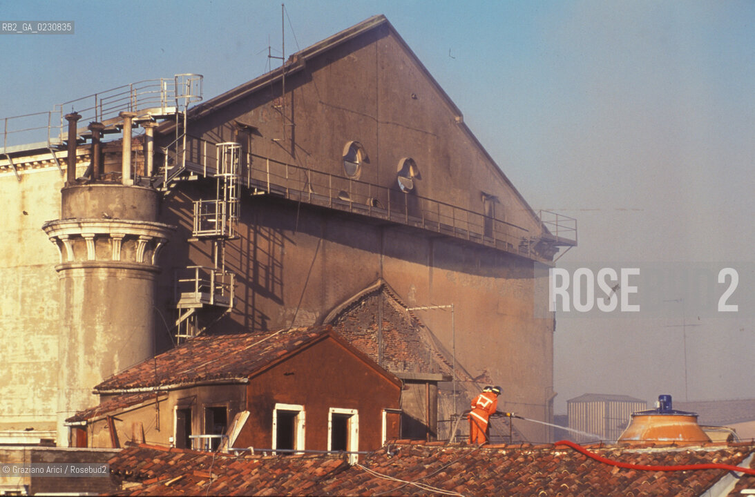 Nome: ..GRAN TEATRO LA FENICE..Descrizione: ..IL TEATRO IL GIORNO DOPO LINCENDIO / VENEZIA..Credit: ..Graziano Arici/Rosebud2/..Costo: ..B..Nazione: ..ITALIA..Città: ..VENEZIA..Data: ..30/01/1996