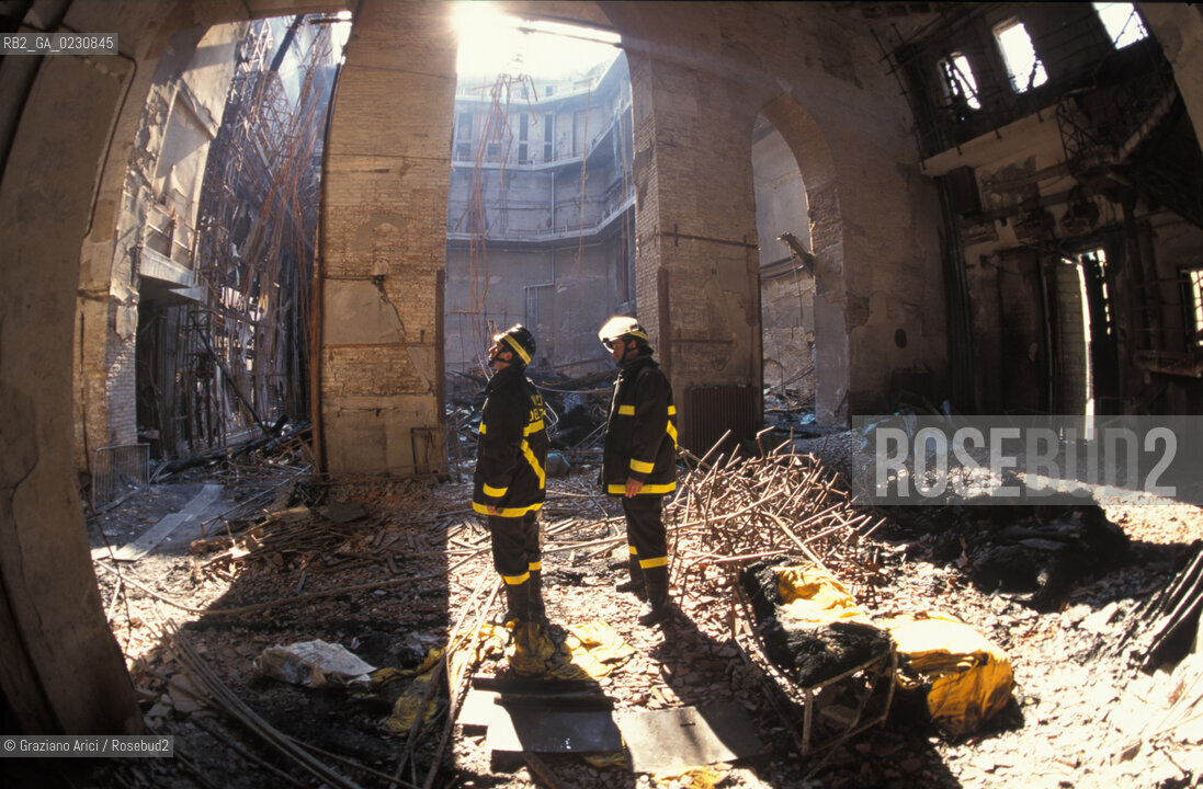 Nome: ..GRAN TEATRO LA FENICE..Descrizione: ..IL PALCOSCENICO DOPO LINCENDIO / VENEZIA VIGILI DEL FUOCO POMPIERI..Credit: ..Graziano Arici/Rosebud2/..Costo: ..A..Nazione: ..ITALIA..Città: ..VENEZIA..Data: ..FEBBRAIO 1996