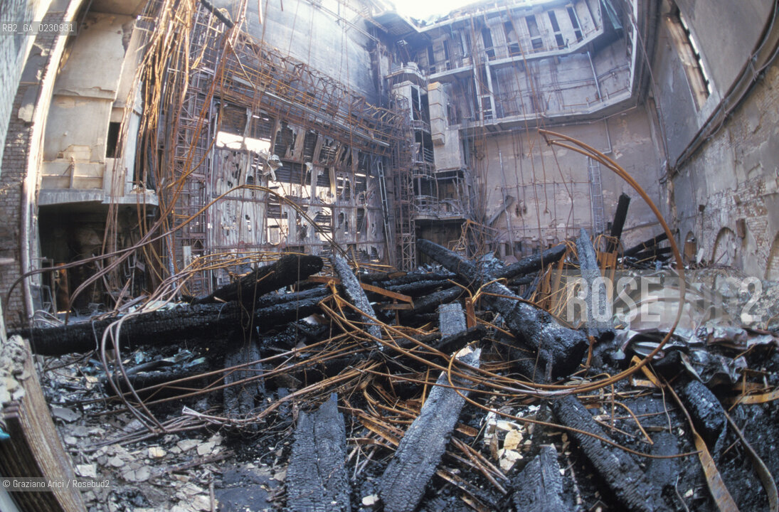 Nome: .GRAN TEATRO LA FENICE.Descrizione: .IL TEATRO IL GIORNO DOPO LINCENDIO / VENEZIA.Credit: .Graziano Arici/Rosebud2/.Costo: .B.Nazione: .ITALIA.Città: .VENEZIA.Data: .30/01/1996