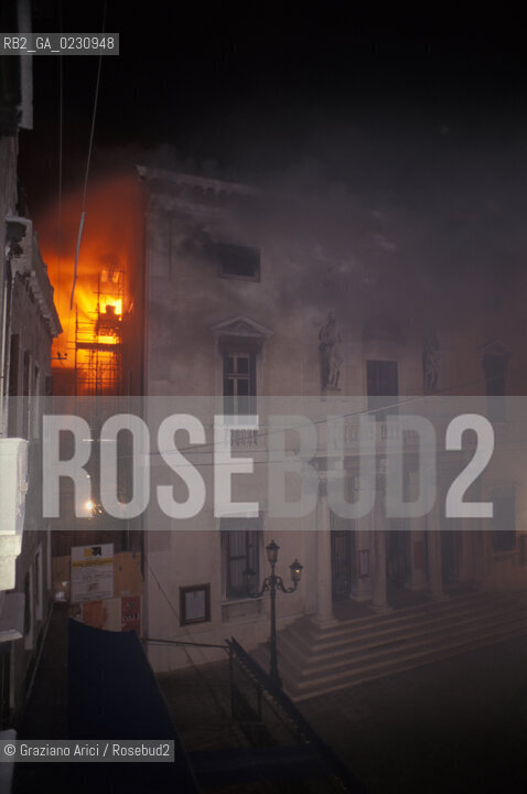 Nome: ..GRAN TEATRO LA FENICE..Descrizione: ..IL TEATRO IL GIORNO DURANTE LINCENDIO / VENEZIA..Credit: ..Graziano Arici/Rosebud2/..Costo: ..B..Nazione: ..ITALIA..Città: ..VENEZIA..Data: ..29/01/1996