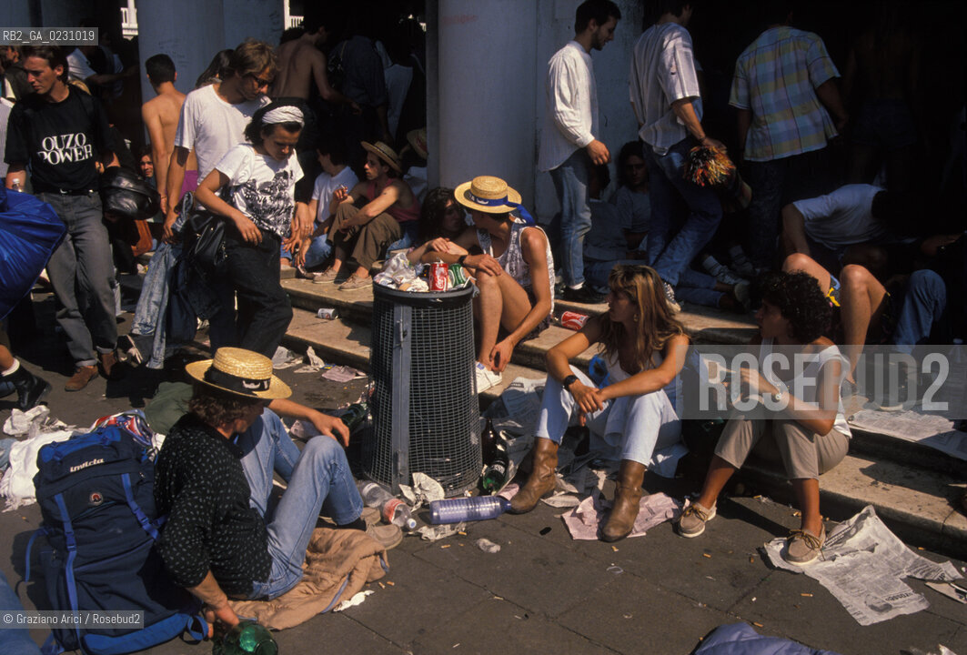 Localizzazione:..VENEZIA / S. MARCO..Oggetto:..Soggetto:..TURISTI IN PIAZZA SAN MARCO..Cronologia: ..Definizione Culturale:..   Autore: ..   Stile: ..   Editori/Stampatori:..   Committenza:..Materia e Tecnica:..Collocazione:..Note:..TURISMO CONCERTO PINK FLOYD..Riproduzione Fotografica:..Copyright:..Graziano Arici/Rosebud2 .Data:..15 LUGLIO 1989..Costo:..A