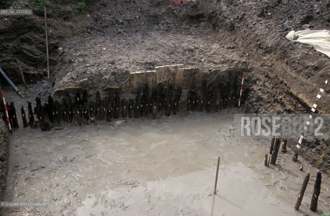 RIVA E APPRODO DEL XIV SEC. RITROVATE IN UN CORTILE DELLHOTEL UNIVERSO IN LISTA DI SPAGNA A VENEZIA  - © 2002 Graziano Arici/Rosebud2 / ARCHEO / PALINE