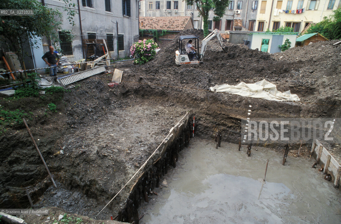 RIVA E APPRODO DEL XIV SEC. RITROVATE IN UN CORTILE DELLHOTEL UNIVERSO IN LISTA DI SPAGNA A VENEZIA  - © 2002 Graziano Arici/Rosebud2 / ARCHEO / PALINE