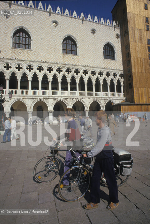 Localizzazione:.VENEZIA / S. MARCO.Oggetto:.Soggetto:.TURISTI IN PIAZZA SAN MARCO.Cronologia: .Definizione Culturale:.   Autore: .   Stile: .   Editori/Stampatori:.   Committenza:.Materia e Tecnica:.Collocazione:.Note:.TURISMO BICICLETTA.Riproduzione Fotografica:.Copyright:.Graziano Arici/Rosebud2 Data:.1990.Costo:.A