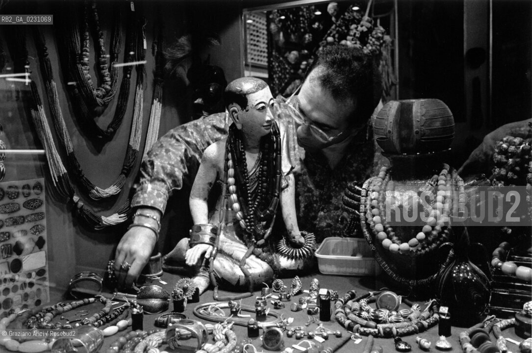  GENTE DI VENEZIA  MOSTRA DI Graziano Arici/Rosebud2 @ 2002 Graziano Arici/Rosebud2 - 2A 10/13