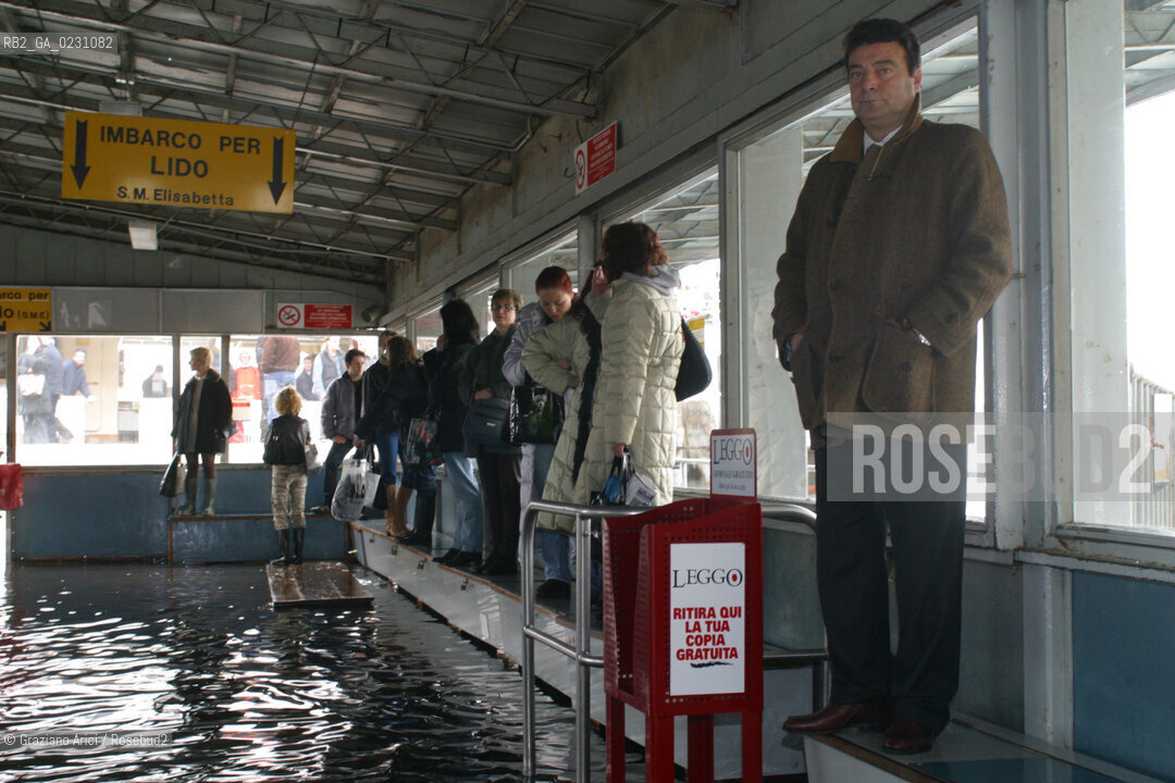 HIGH TIDE IN VENICE - 16 /11/2002  ©Graziano Arici/Rosebud2  ALTA MAREA / ACQUA ALTA PONTILE ACTV