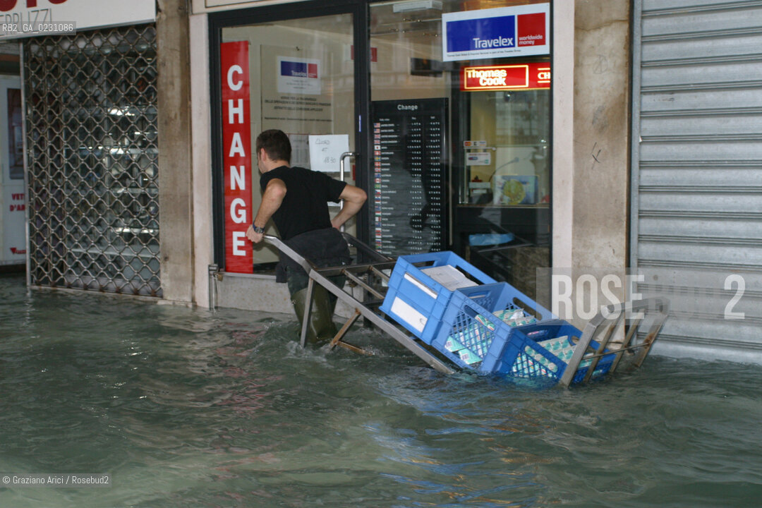 HIGH TIDE IN VENICE - 16 /11/2002  ©Graziano Arici/Rosebud2  ALTA MAREA / ACQUA ALTA
