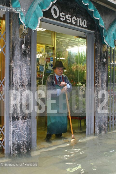 HIGH TIDE IN VENICE - 16 /11/2002  ©Graziano Arici/Rosebud2  ALTA MAREA / ACQUA ALTA