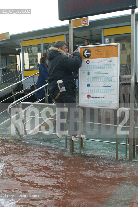 HIGH TIDE IN VENICE - 16 /11/2002  ©Graziano Arici/Rosebud2  ALTA MAREA / ACQUA ALTA  PONTILE ACTV