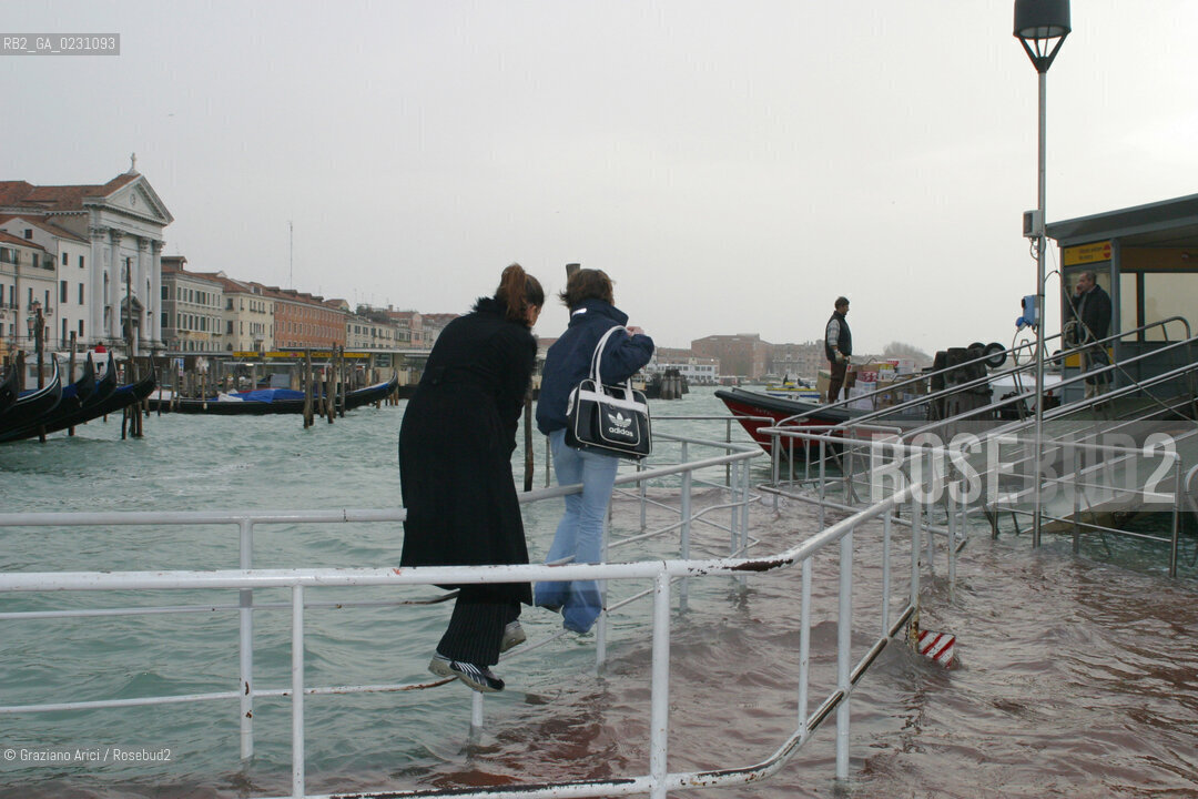 HIGH TIDE IN VENICE - 16 /11/2002  ©Graziano Arici/Rosebud2  ALTA MAREA / ACQUA ALTA  PONTILE ACTV