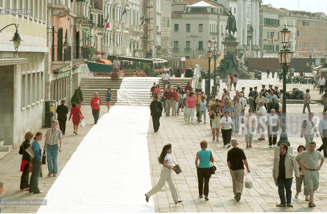 MANIFESTAZIONE DEI COMMERCIANTI CONTRO GLI EXTRACOMUNITARI  - © 2002 Graziano Arici/Rosebud2 / S.MARCO