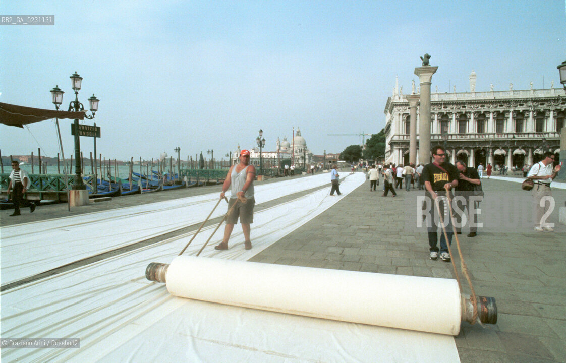 MANIFESTAZIONE DEI COMMERCIANTI CONTRO GLI EXTRACOMUNITARI  - © 2002 Graziano Arici/Rosebud2 / S.MARCO