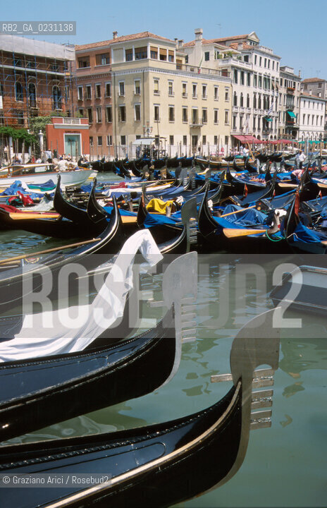 MANIFESTAZIONE DEI GONDOLIERI CONTRO GLI EXTRACOMUNITARI  - © 2002 Graziano Arici/Rosebud2 / GONDOLA