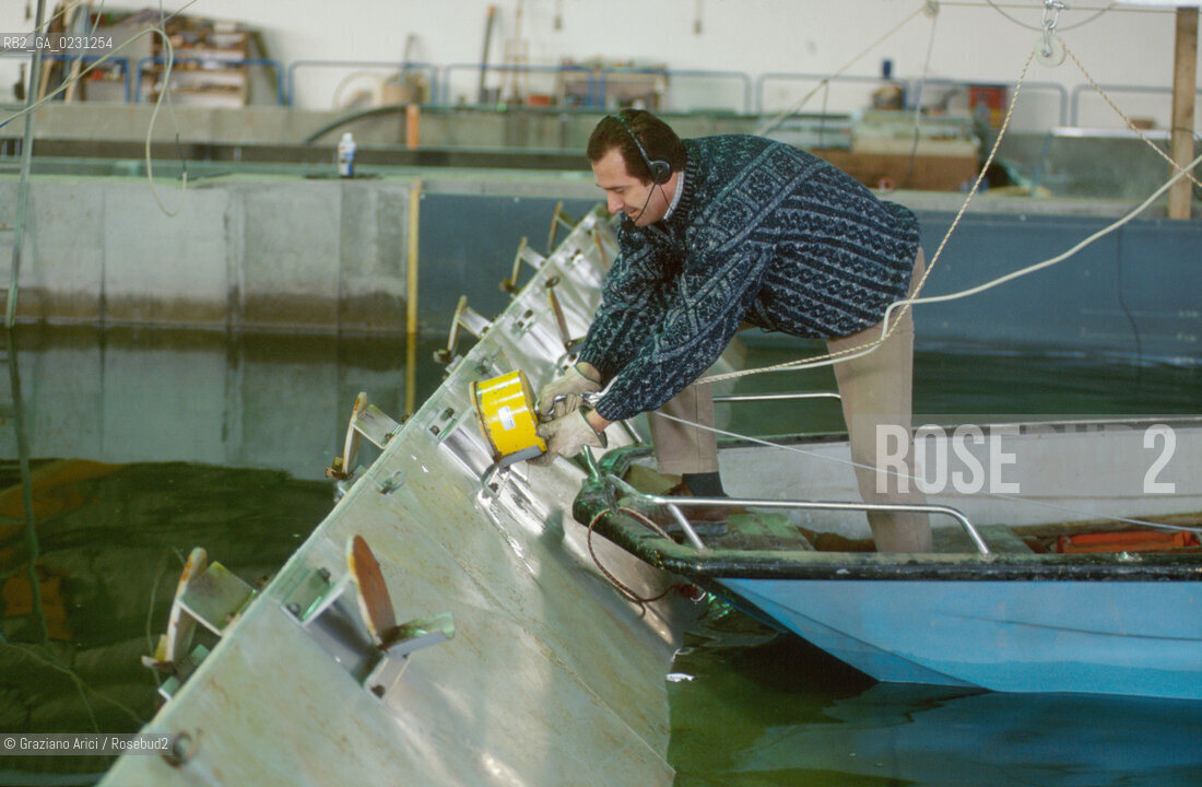 CENTRO SPERIMENTALE PER MODELLI IDRAULICI DI VOLTABAROZZO  - PROVE DI MOTO ONDOSO SULLE BARRIERE MOBILI - @ Graziano Arici/Rosebud2 /   ALTA MAREA CONSORZIO VENEZIA NUOVA