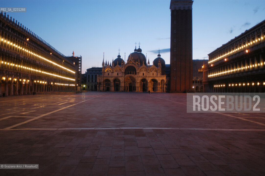 ALBA IN PIAZZA SAN MARCO © 2003 Graziano Arici/Rosebud2