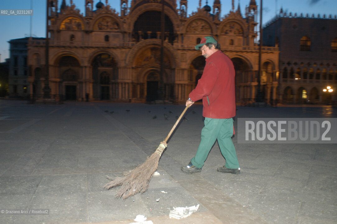 ALBA IN PIAZZA SAN MARCO PULIZIA DEGLI SPAZZINI  © 2003 Graziano Arici/Rosebud2
