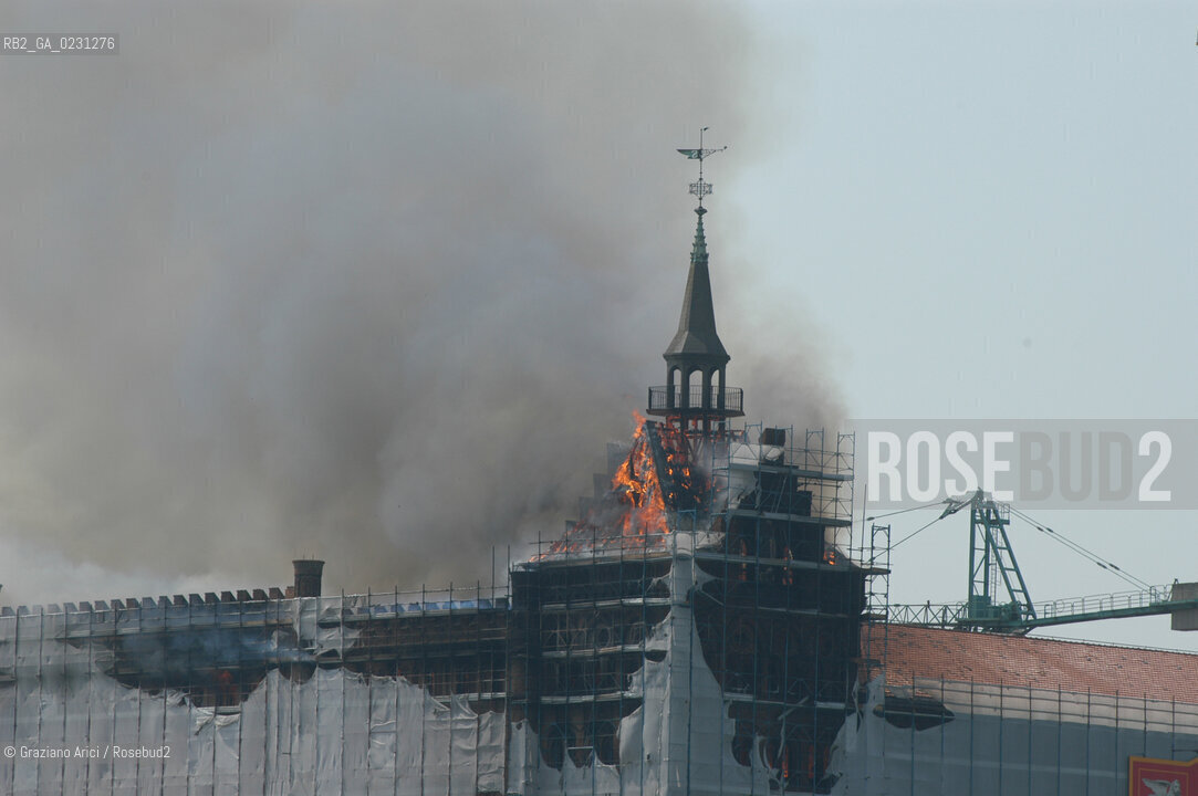 VENEZIA 15/04/03 - LINCENDIO DEL MULINO STUCKY © ARCHIVIO Graziano Arici/Rosebud2  / GIUDECCA / ARCHEOLOGIA INDUSTRIALE