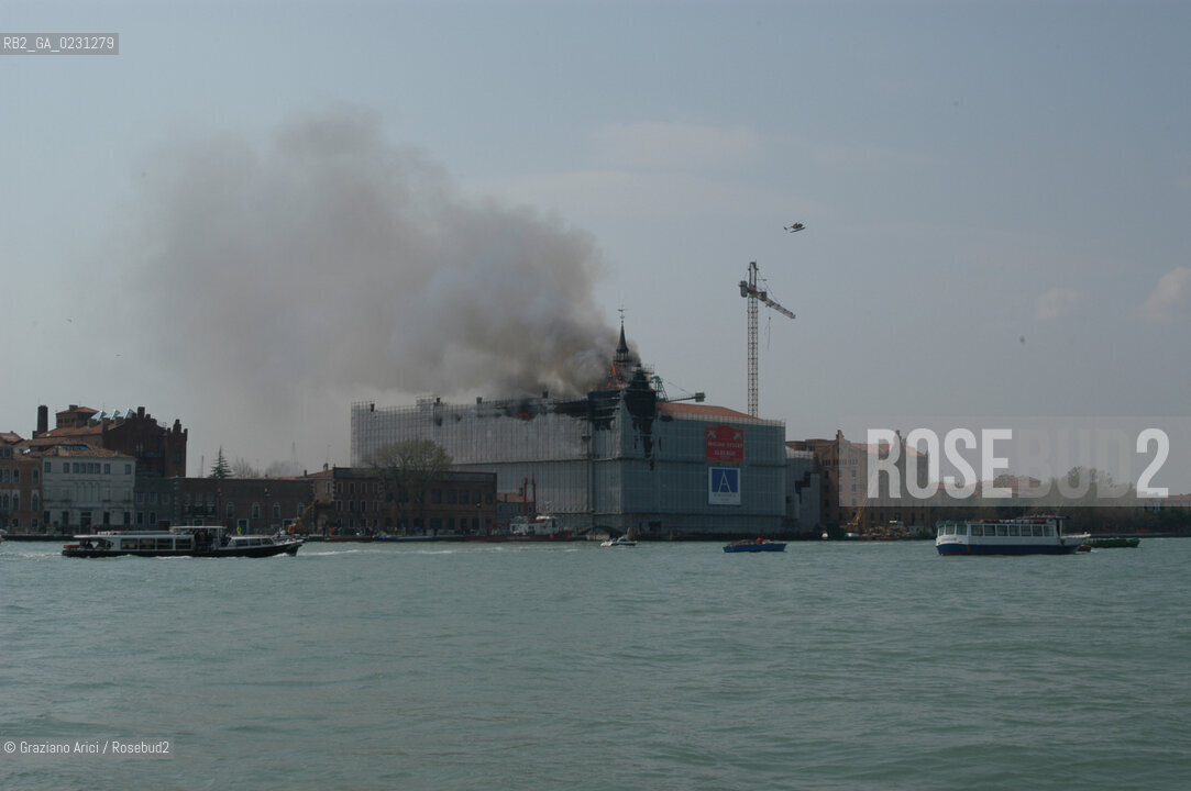 VENEZIA 15/04/03 - LINCENDIO DEL MULINO STUCKY © ARCHIVIO Graziano Arici/Rosebud2  / GIUDECCA / ARCHEOLOGIA INDUSTRIALE
