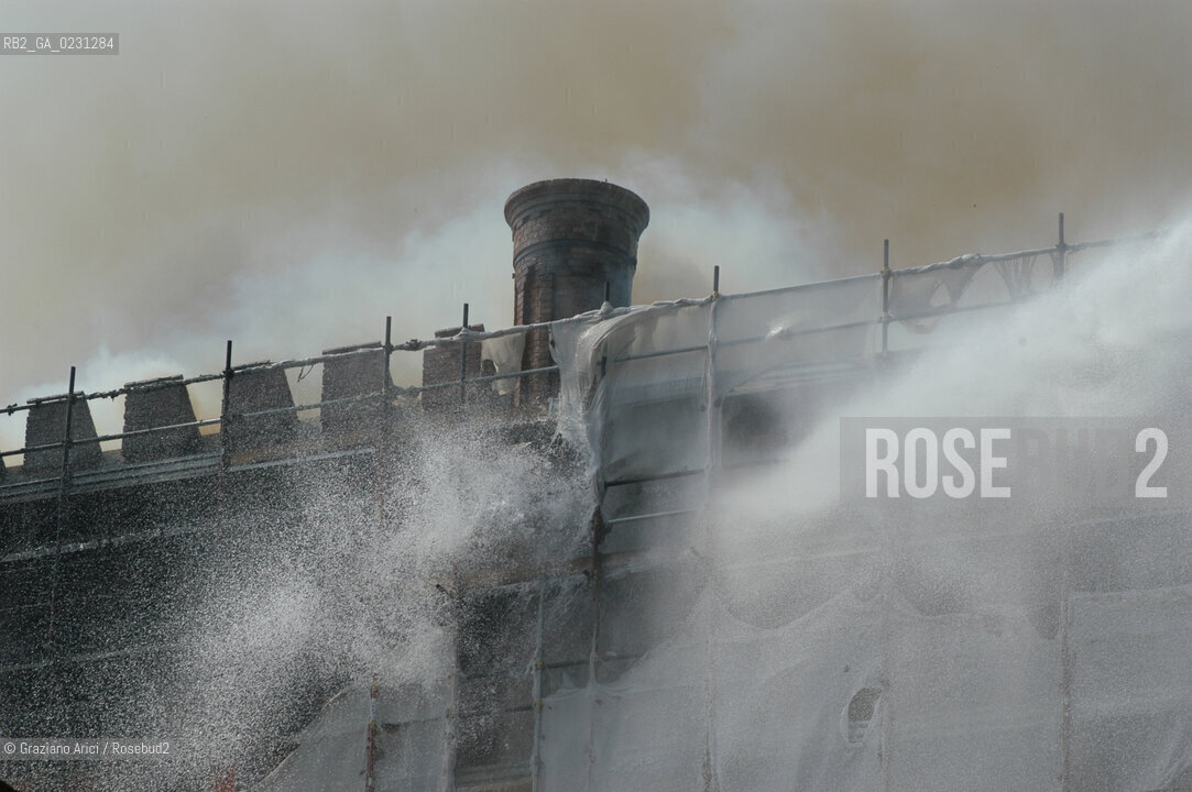 VENEZIA 15/04/03 - LINCENDIO DEL MULINO STUCKY © ARCHIVIO Graziano Arici/Rosebud2  / GIUDECCA / ARCHEOLOGIA INDUSTRIALE