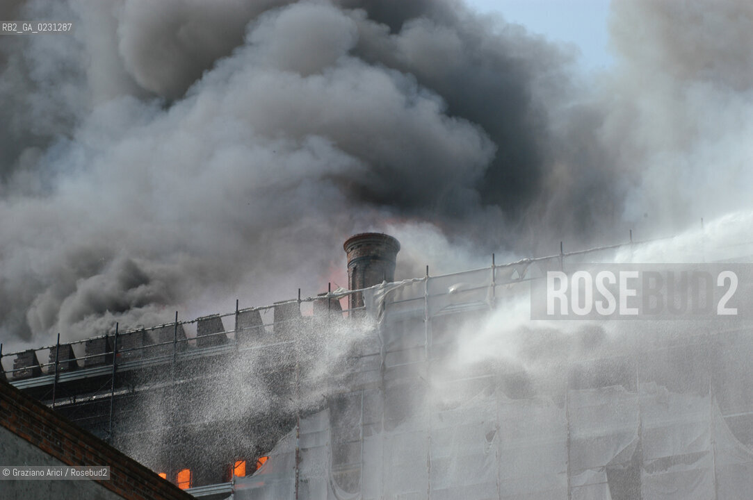 VENEZIA 15/04/03 - LINCENDIO DEL MULINO STUCKY © ARCHIVIO Graziano Arici/Rosebud2  / GIUDECCA / ARCHEOLOGIA INDUSTRIALE