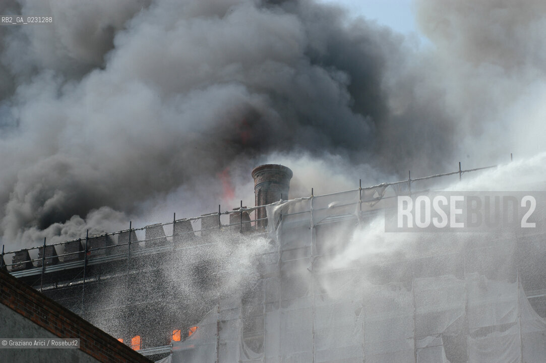 VENEZIA 15/04/03 - LINCENDIO DEL MULINO STUCKY © ARCHIVIO Graziano Arici/Rosebud2  / GIUDECCA / ARCHEOLOGIA INDUSTRIALE