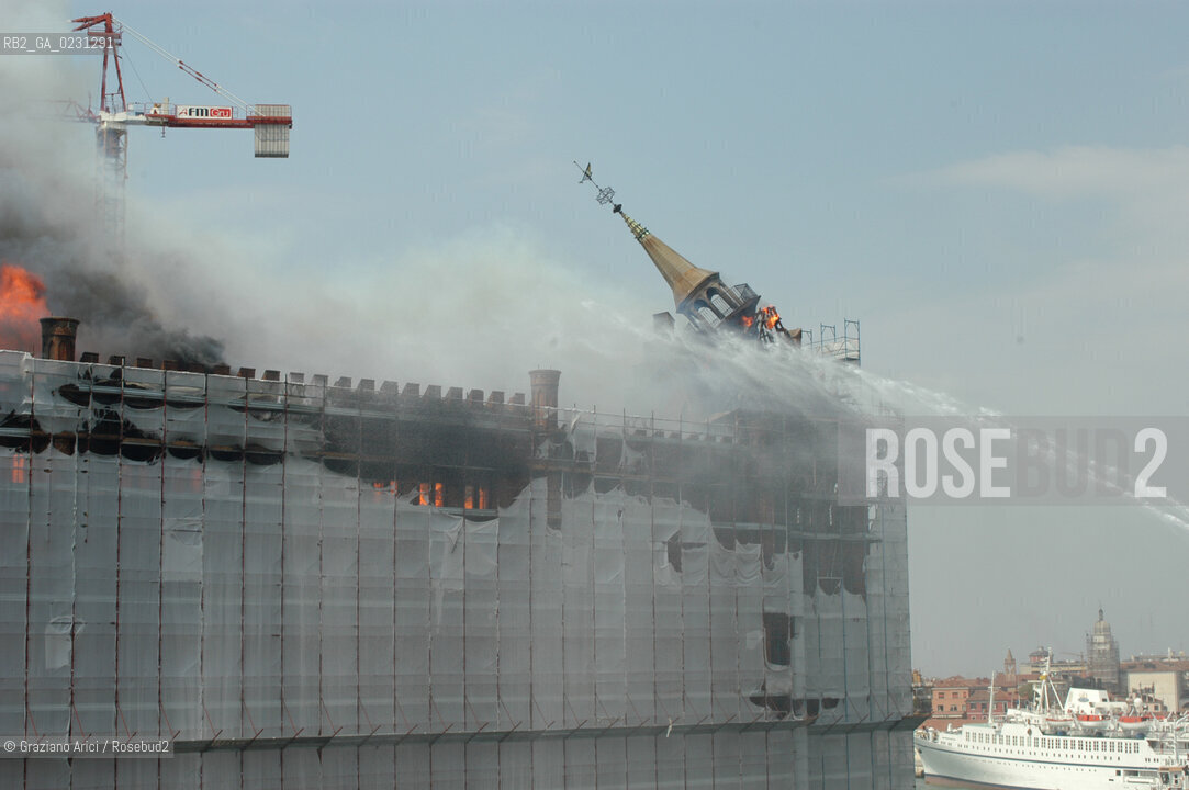 VENEZIA 15/04/03 - LINCENDIO DEL MULINO STUCKY © ARCHIVIO Graziano Arici/Rosebud2  / GIUDECCA / ARCHEOLOGIA INDUSTRIALE