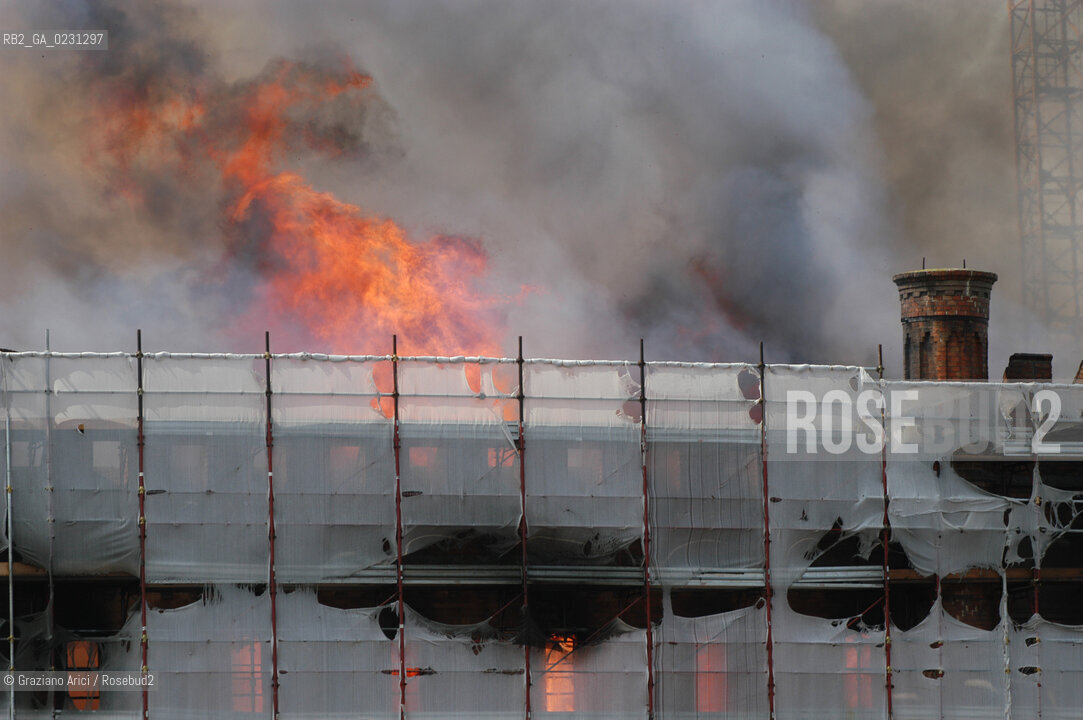 VENEZIA 15/04/03 - LINCENDIO DEL MULINO STUCKY © ARCHIVIO Graziano Arici/Rosebud2  / GIUDECCA / ARCHEOLOGIA INDUSTRIALE