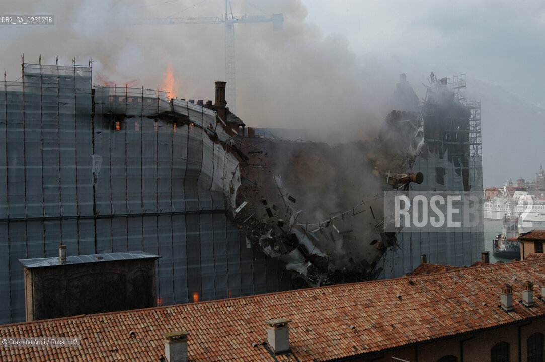 VENEZIA 15/04/03 - LINCENDIO DEL MULINO STUCKY © ARCHIVIO Graziano Arici/Rosebud2  / GIUDECCA / ARCHEOLOGIA INDUSTRIALE