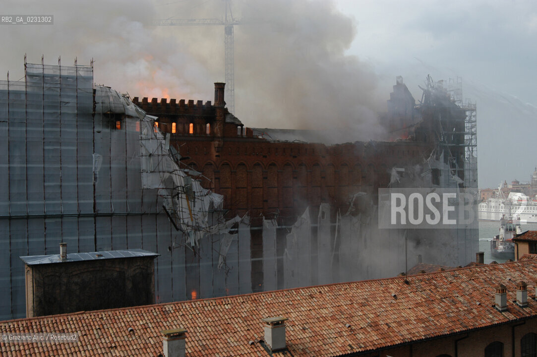 VENEZIA 15/04/03 - LINCENDIO DEL MULINO STUCKY © ARCHIVIO Graziano Arici/Rosebud2  / GIUDECCA / ARCHEOLOGIA INDUSTRIALE