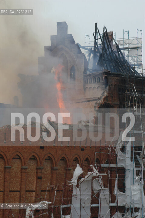 VENEZIA 15/04/03 - LINCENDIO DEL MULINO STUCKY © ARCHIVIO Graziano Arici/Rosebud2  / GIUDECCA / ARCHEOLOGIA INDUSTRIALE