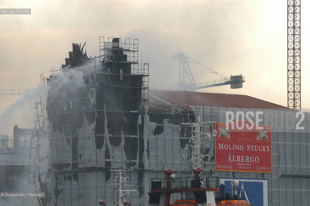 VENEZIA 15/04/03 - LINCENDIO DEL MULINO STUCKY © ARCHIVIO Graziano Arici/Rosebud2  / GIUDECCA / ARCHEOLOGIA INDUSTRIALE
