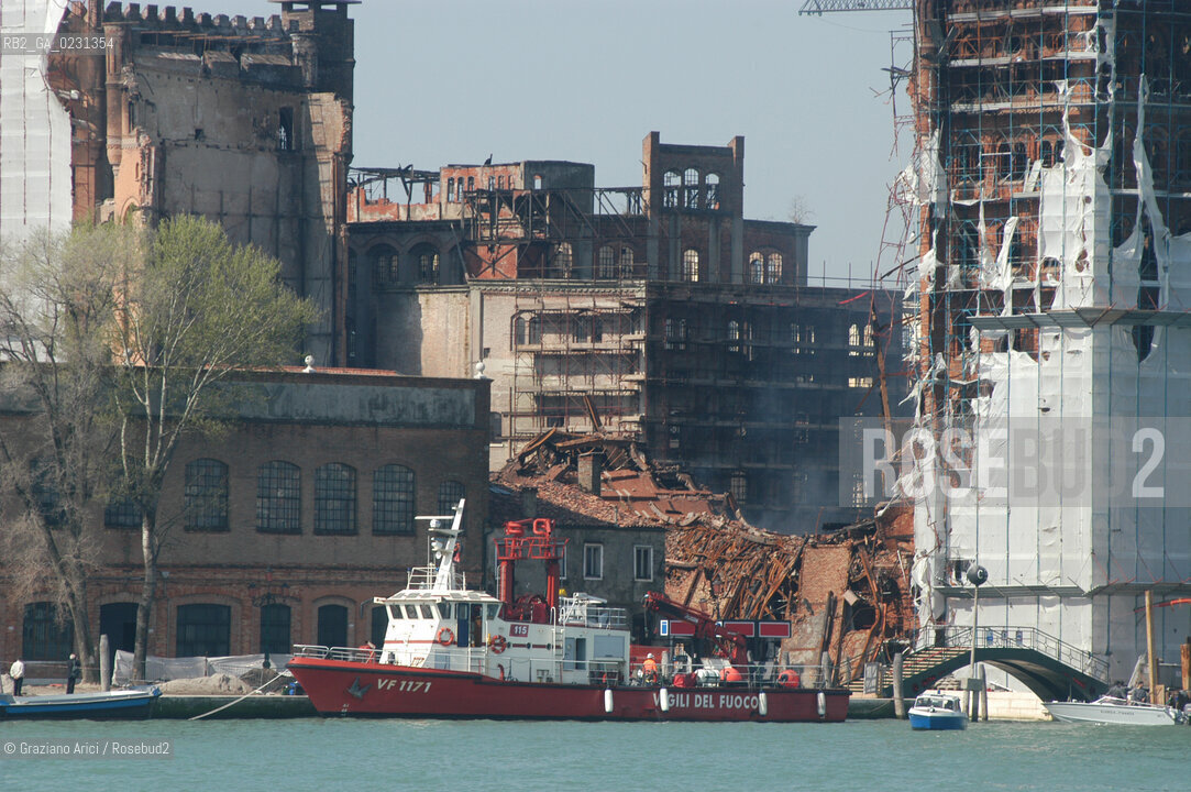 VENEZIA 15/04/03 - LINCENDIO DEL MULINO STUCKY © ARCHIVIO Graziano Arici/Rosebud2  / GIUDECCA / ARCHEOLOGIA INDUSTRIALE