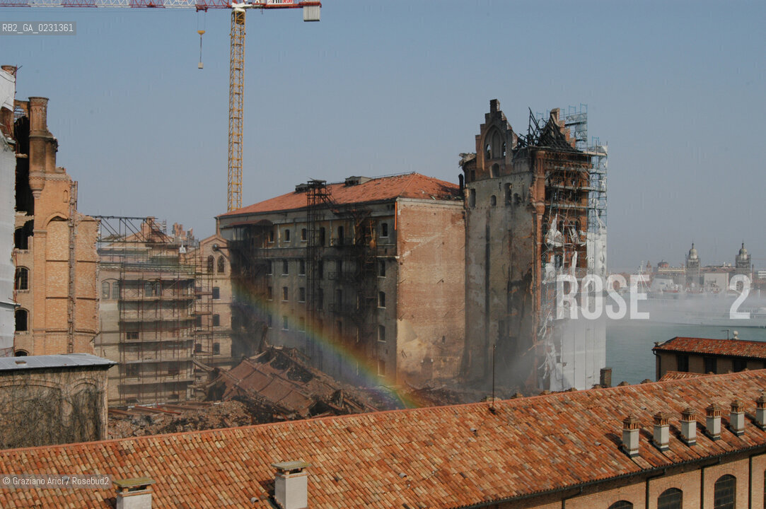 VENEZIA 17/04/03 - LINCENDIO DEL MULINO STUCKY © ARCHIVIO Graziano Arici/Rosebud2  / GIUDECCA / ARCHEOLOGIA INDUSTRIALE