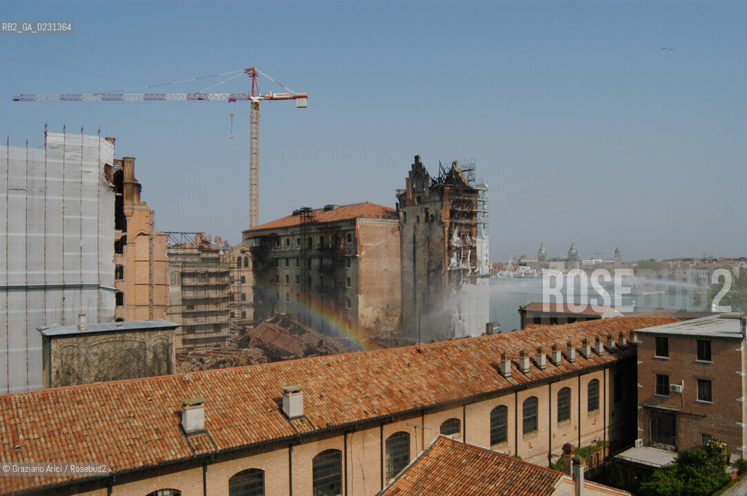 VENEZIA 17/04/03 - LINCENDIO DEL MULINO STUCKY © ARCHIVIO Graziano Arici/Rosebud2  / GIUDECCA / ARCHEOLOGIA INDUSTRIALE