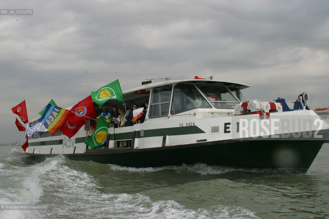 VENEZIA 14/05/03 -  CONTESTAZIONE ALLA CERIMONIA DI INIZIO LAVORI SISTEMA MOSE PER LA DIFESA DI VENEZIA DALLE ACQUE ALTE ©Graziano Arici/Rosebud2 / DIGA / MANIFESTAZIONE / NO GLOBAL
